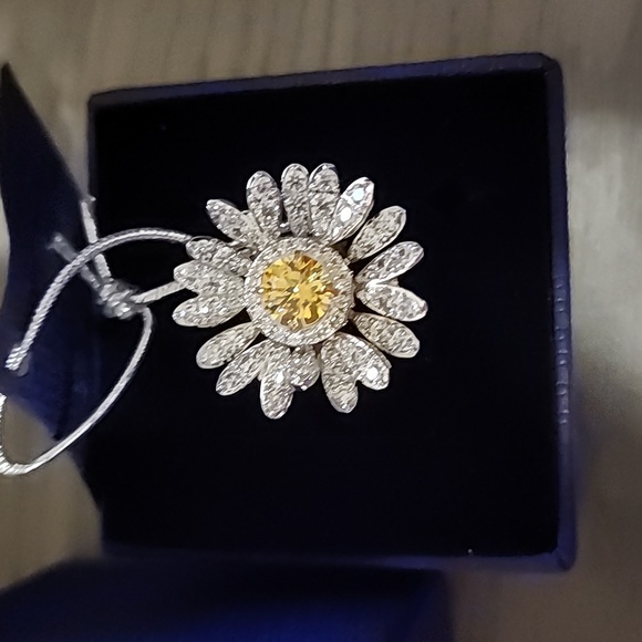 Authentic Swarovski Ring - Picture 5 of 11